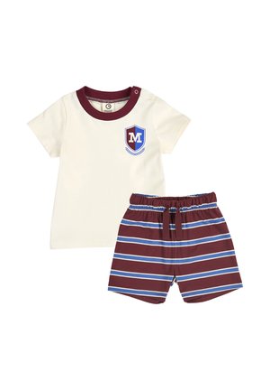Crèmekleurig shirt met korte mouwen, bordeauxrode kraag en embleem, gecombineerd met bordeauxrode korte broek met blauw-witte horizontale strepen.