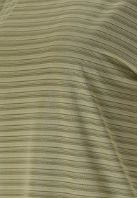 Beiger Stoff mit unregelmäßigen horizontalen Streifen in unterschiedlicher Dicke und subtiler Textur, leicht zerknittert.