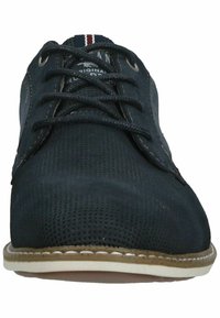 Scarpe stringate blu scuro con tomaia in mesh, cuciture a contrasto e suola in gomma. Presentano un'etichetta con logo e righe sulla linguetta.