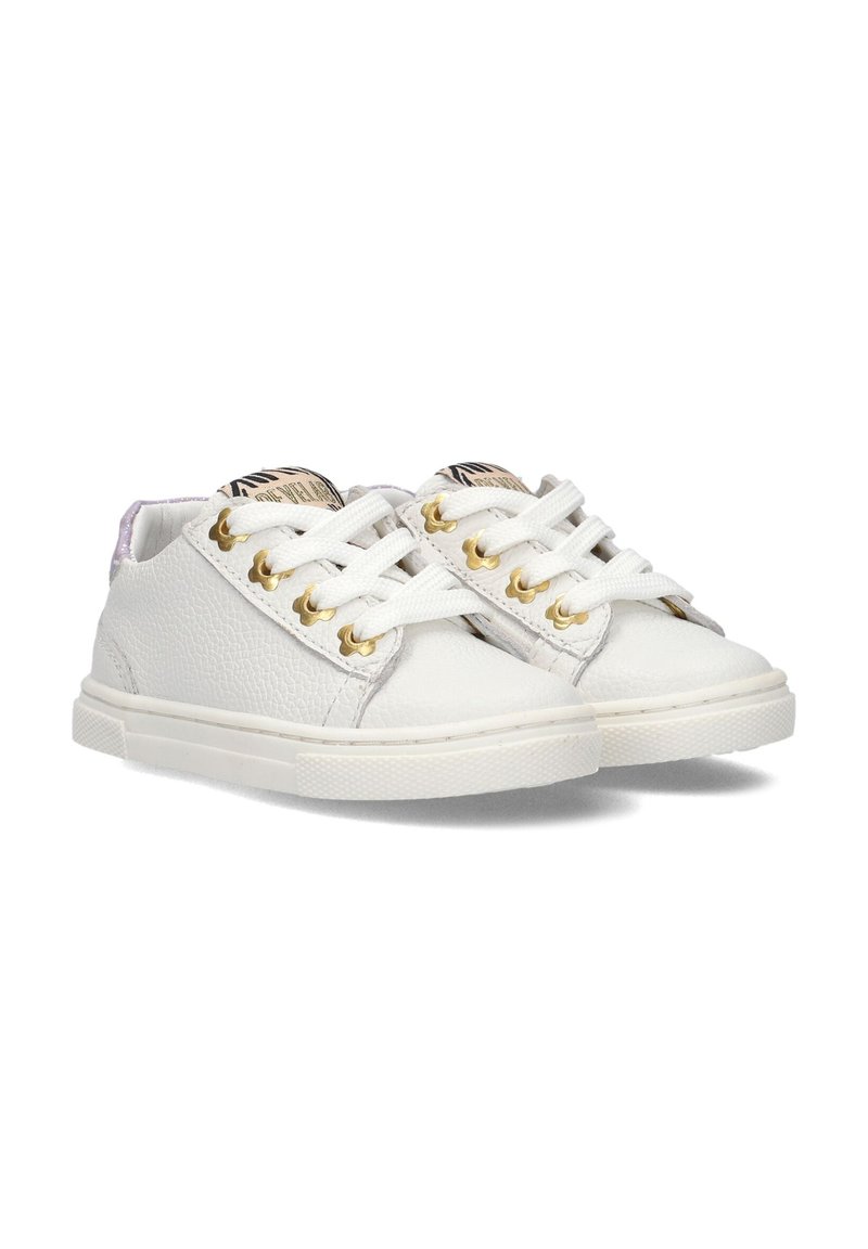 Witte sneakers van gestructureerd leer, met gouden veterhaken en witte veters. Gladde witte rubberen zool met een subtiel patroon. Accented met een lila hieltab.