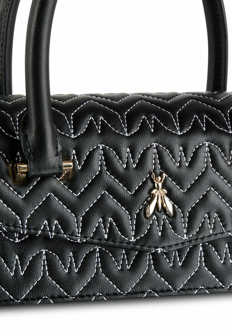 Czarna skórzana torebka z wzorem w zygzak, białym przeszyciem i złotą ozdobą w kształcie robaka na przedniej klapie. W komplecie podwójne uchwyty.