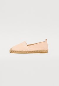 Espadrile din canvas roz deschis cu talpă din iută împletită bej și vârf rotund. Dispune de un logo pe partea din față și o buclă pe călcâi pentru o îmbrăcare ușoară.