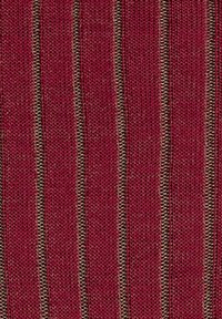 Tissu arborant une riche couleur bordeaux avec des rayures verticales étroites en or et en teintes plus sombres, créant une apparence de surface texturée.