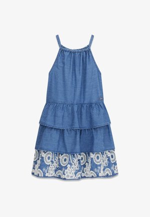 Robe bleue sans manches à étages avec bretelles spaghetti et détails en dentelle florale blanche sur le bas.
