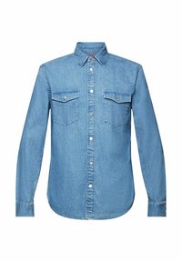 Camicetta in denim blu chiaro con colletto a punta, chiusura frontale con bottoni e due tasche sul petto con patta. Presenta maniche lunghe e un orlo curvo.