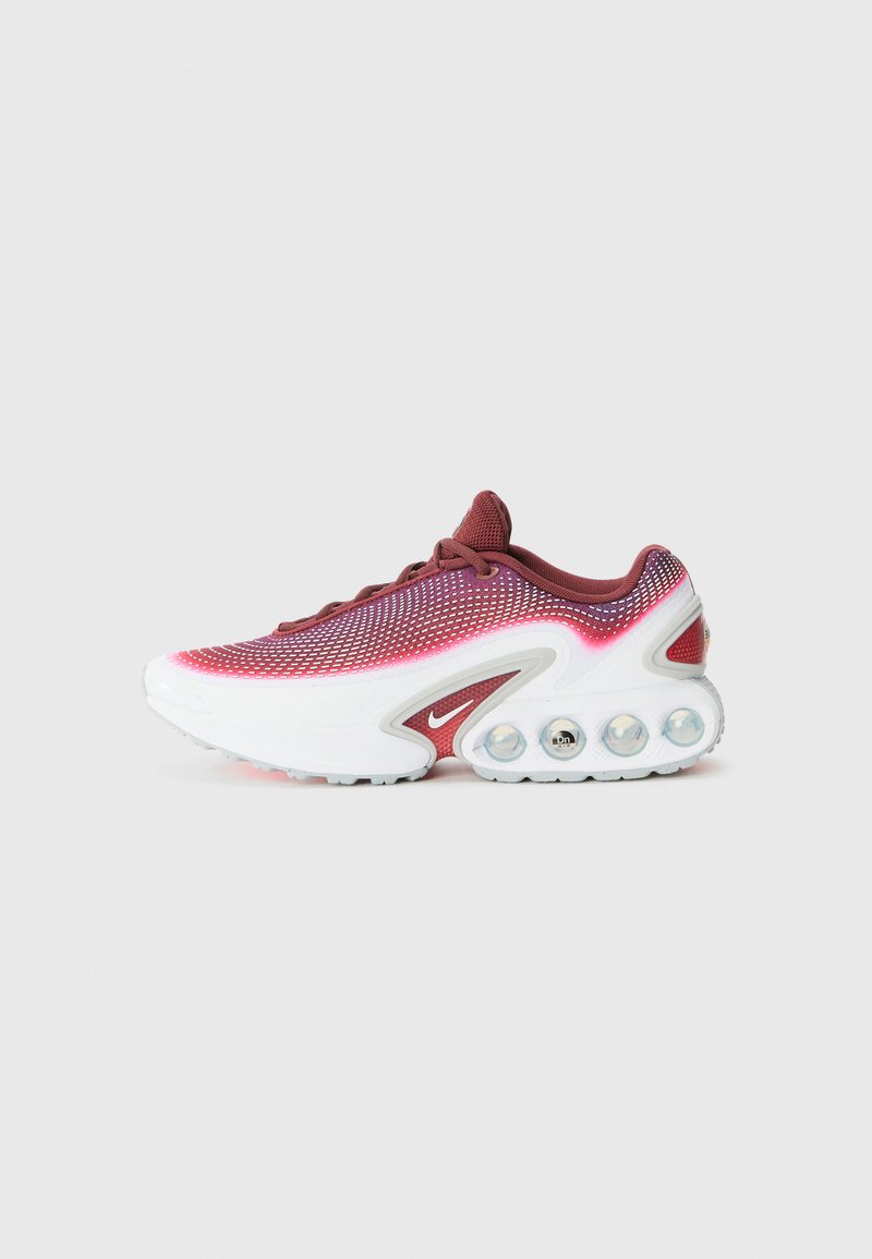 Ténis Nike com um upper em malha nas cores bordeaux e em gradiente rosa, sola intermédia branca com cápsulas de ar visíveis e sola texturizada para aderência.