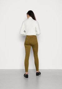 Marks & Spencer JEGGINGS - Calças de ganga de corte skinny - chartreuse