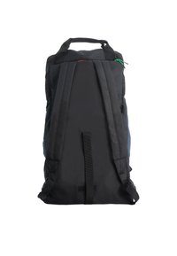 Mochila negra con correas ajustables y acolchadas, asa superior y un acabado texturizado. Presenta un tirador verde para el zipper y un diseño estilizado.