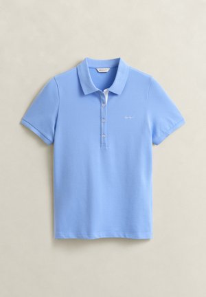 Lichtblauw polohemd met korte mouwen, een kraag, drie knopen en een klein wit "GANT" logo op de linkerborst.