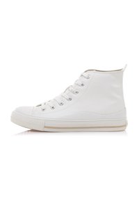 Zapatillas altas de lona blanca con suela de goma, que presentan ojales de metal, cordones planos y un acabado suave.