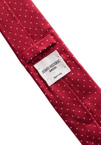 Röd silkesslips med vita prickar, med en ribbad textur. Inkluderar en etikett med "JOHN HENRIC SWEDEN" och "Made in Italy."