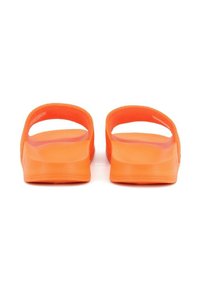 Sandali in gomma arancioni con design open-back, dotati di suola piatta e texture liscia. Nessun ulteriore abbellimento osservato.