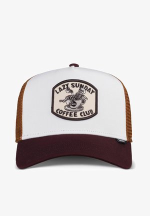 Cappellino da camionista bianco con visiera bordeaux e pannelli laterali in rete. Presenta una toppa circolare con "Lazy Sunday Coffee Club" e un'illustrazione grafica.