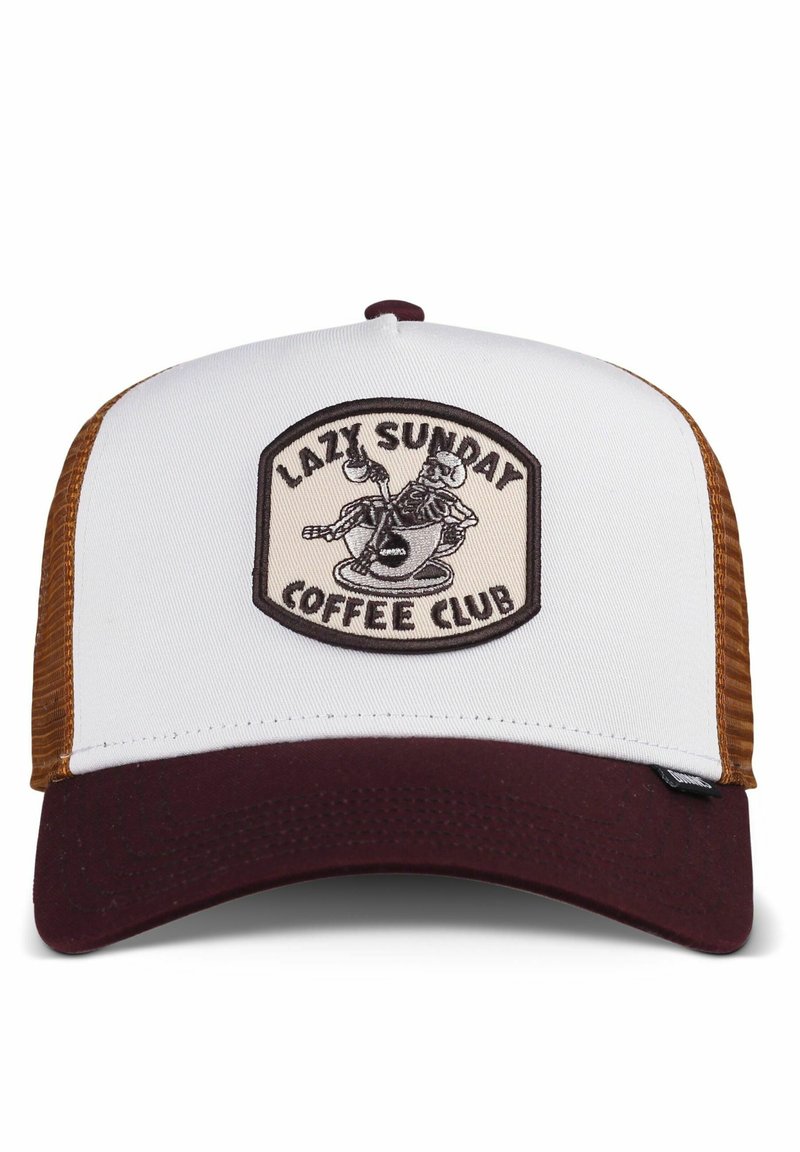 Bela čepica s mrežastimi stranskimi paneli in maroon obrobom. V središču je krožna nalijska oznaka z napisom "Lazy Sunday Coffee Club" in grafično ilustracijo.