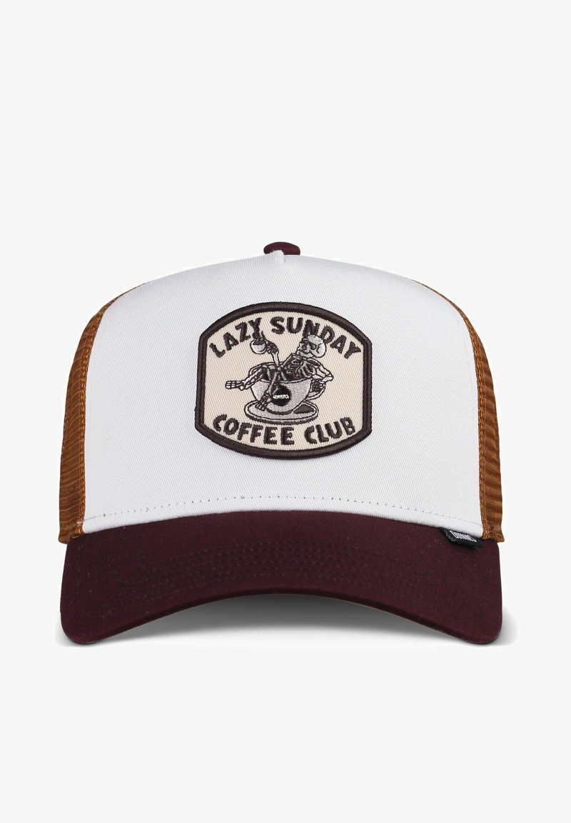 Bela čepica s mrežastimi stranskimi paneli in maroon obrobom. V središču je krožna nalijska oznaka z napisom "Lazy Sunday Coffee Club" in grafično ilustracijo.