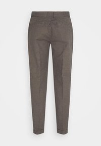 Schlanke braun-schwarz karierte Hosen mit Gesäßtaschen und Gürtelschlaufen, von hinten auf einem weißen Hintergrund präsentiert.