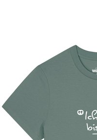 Grünes Baumwoll-T-Shirt mit kurzen Ärmeln, Rundhalsausschnitt und weißem Drucktext auf der Vorderseite. Glatte Textur und lässiger Schnitt.
