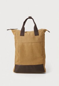 Hellbraune Tragetasche aus robustem Stoff mit dunkelbraunen Lederakzenten. Verfügt über zwei kurze Griffe und einen Reißverschluss oben für sicheren Verschluss.