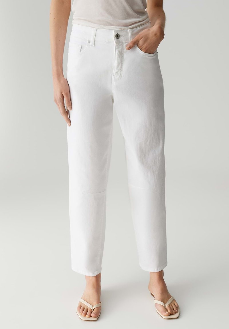 Witte straight-leg denim jeans met een hoge taille, voorzien van voorzakken en een knoopsluiting. Glad textuur en strakke lijnen.