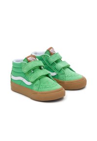 Gröna mocka hög-top sneakers med kardborreband, vit randdetalj och gummisulor. Sömmar förstärker texturen.