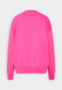 Sudadera de forro polar en rosa brillante. Presenta un escote redondeado, mangas largas y puños de canalé. Textura suave con detalles de costura mínimos.