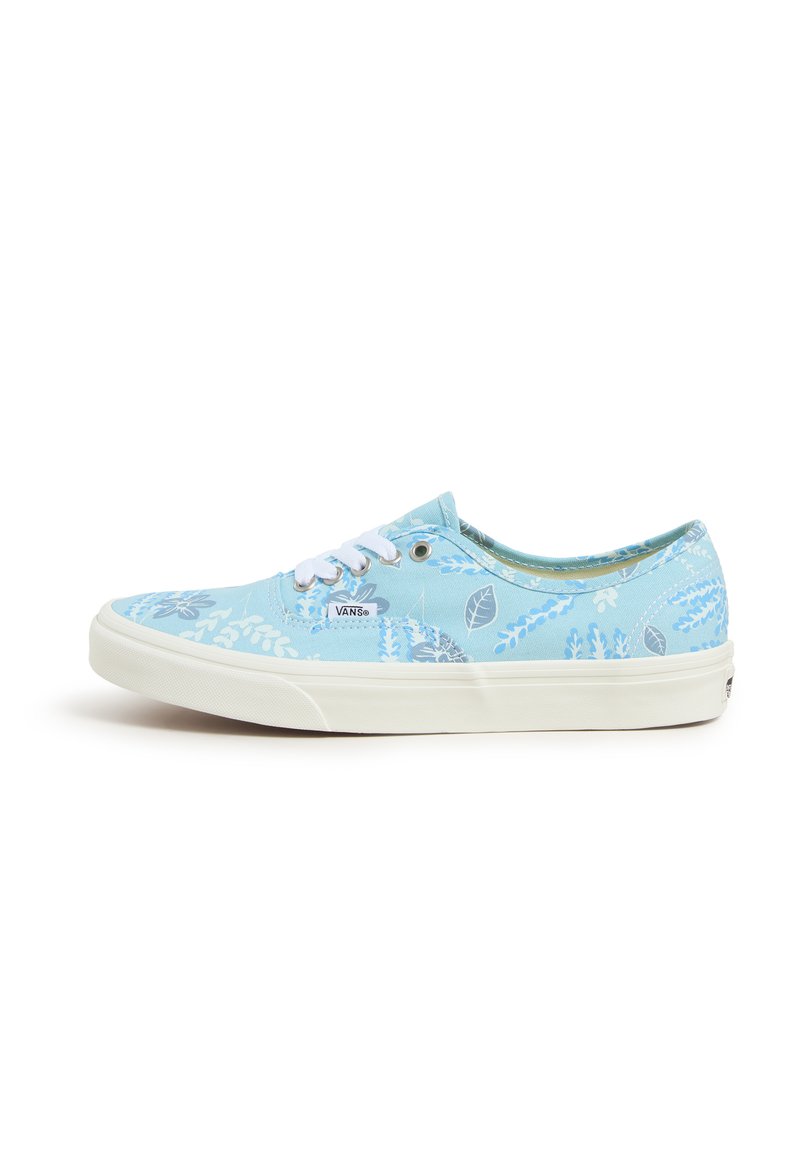 Ljusblå canvas sneakers med ett blommönster i mörkare nyanser av blått, vita snören och en vit gummisula. Detaljerad sömnad synlig.