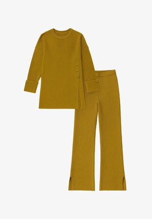 Top giallo in maglia a coste con dettagli di bottoni laterali e pantaloni coordinati a coste con gambe svasate e spacchi laterali all'orlo.