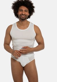 Top bianco senza maniche con spalline larghe, abbinato a slip bianchi. Il tessuto appare liscio; design semplice e classico senza modelli o dettagli visibili.