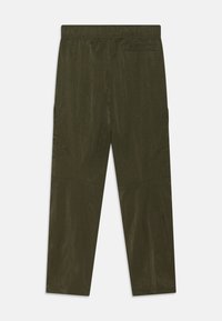 Olivgröna byxor i lätt tyg, med avslappnad passform, elastisk midja och sidofickor med en lätt glänsande yta.