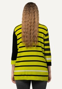Gelb- und schwarz gestreifter Pullover mit Dreiviertelärmeln, der horizontale Streifen und einen lockeren Schnitt aufweist. Weicher Stoff und gerippte Bündchen.