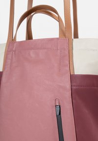 Aunts & Uncles TAKAMATSU - Handtas - apple cabernet dust