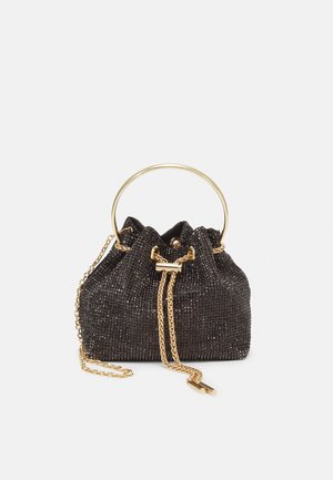 Svart teksturert stoffbøtteveske med et gull rundt håndtak og kjedehank, med snøring og skinnende detaljer.