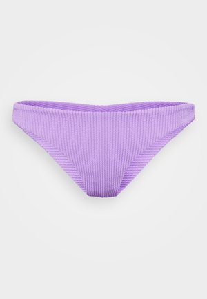 Vijolični bikinijski spodnji del z rebrasto teksturo, trikotno obliko in nizkim pasom. Ponuja minimalno pokritost in gladke robove.