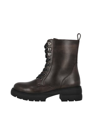 Stivale in pelle marrone scuro con punta rotonda, lacci frontali, occhielli metallici e suola nera spessa; presenta un occhiello sul retro.
