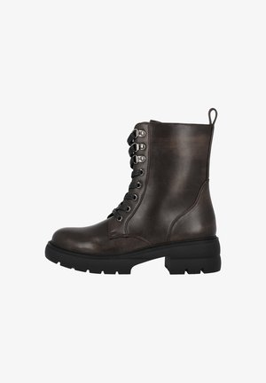 Leren enkelboot in donkerbruin met een ronde neus, vetersluiting aan de voorkant, metallic oogjes en dikke zwarte zool; heeft een trekhaak aan de achterkant.