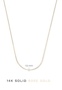 Collier en or rose 14 carats avec une délicate chaîne de 1,0 mm. Présente une finition lisse et une brillance subtile, adapté pour être superposé ou porté seul.