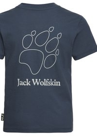 Μπλε ναυτικό κοντομάνικο μπλουζάκι με μεγάλο λευκό αποτύπωμα πατούσας και το κείμενο "Jack Wolfskin" στο πίσω μέρος, με μικρή ετικέτα λογότυπου στη ραφή της πλευράς.