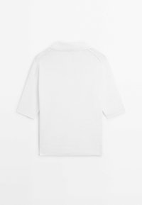 Weißes Polohemd mit kurzen Ärmeln und klassischem Kragen, gefertigt aus glattem Stoff, mit gerippten Abschlüssen und nahtlosen Schultern.