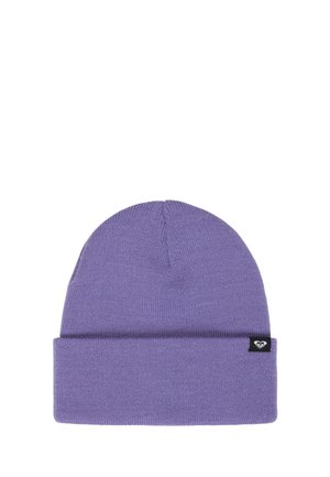 Gorro de punto morado con puño doblado y una pequeña etiqueta negra con un logo de corazón blanco en el lado.