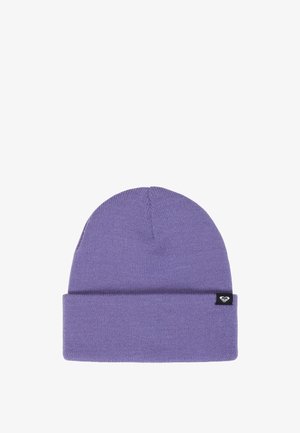 Gorro de punto morado con puño doblado y una pequeña etiqueta negra con un logo de corazón blanco en el lado.