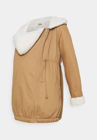 Camelová hnědá bunda s asymetrickým předním zipem, nastavitelním stahováním v pase a bílým sherpa podšívkou na límci a manžetách.