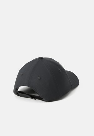 Schwarze verstellbare Baseballmütze von hinten gezeigt, wobei das Stoffband und die Metallspange vor einem weißen Hintergrund hervorgehoben werden.