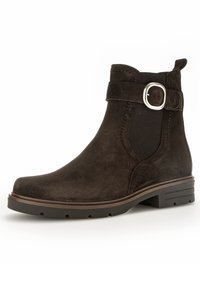 Bottines en suede marron avec un bout rond, un panneau élastique sur le côté et une accent en métal élégant sur un petit talon empilé.