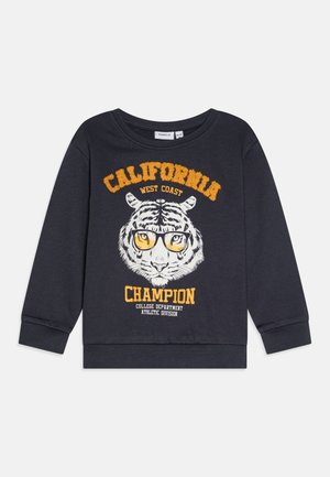 Marineblå langærmet skjorte med et tigeransigt iført briller og teksten "California West Coast Champion College Department Athletic Division."