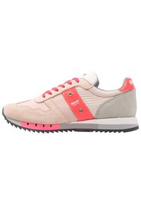 Zapatilla con una combinación de ante rosa claro y tela, con un panel gris, detalles en rosa y un lateral texturizado. Punta redondeada, diseño con cordones.