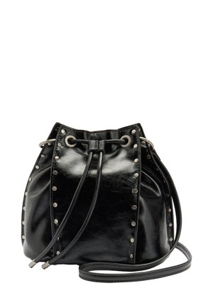 Czarna skórzana torba typu bucket z srebrnymi ćwiekami wzdłuż krawędzi, z zapięciem na ściągacz i pojedynczym paskiem na ramię. Gładka faktura i zaokrąglony kształt.