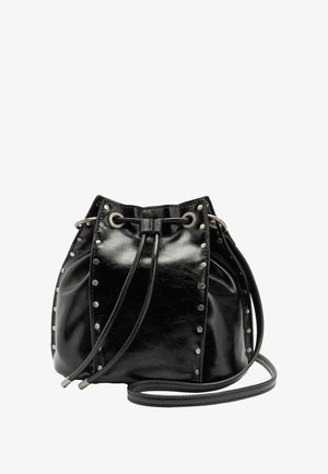 Czarna skórzana torba typu bucket z srebrnymi ćwiekami wzdłuż krawędzi, z zapięciem na ściągacz i pojedynczym paskiem na ramię. Gładka faktura i zaokrąglony kształt.