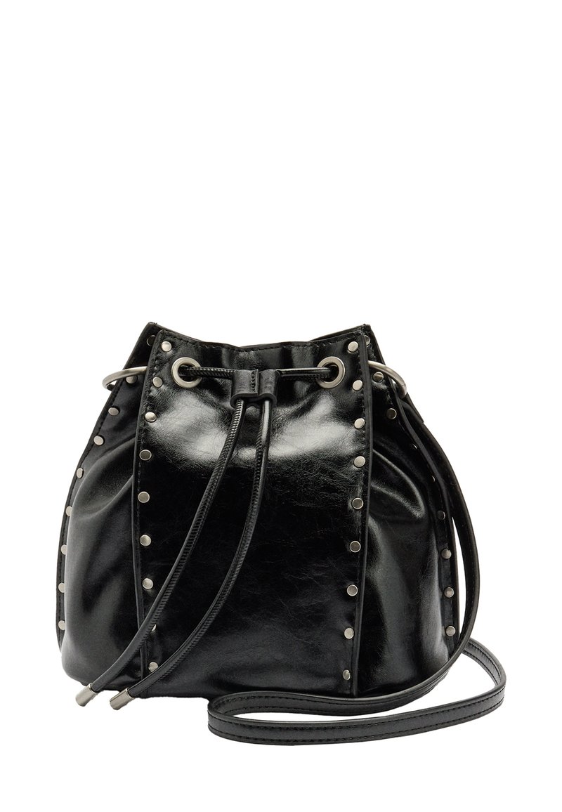 Czarna skórzana torba typu bucket z srebrnymi ćwiekami wzdłuż krawędzi, z zapięciem na ściągacz i pojedynczym paskiem na ramię. Gładka faktura i zaokrąglony kształt.
