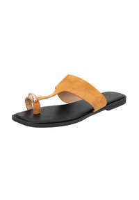 Suède teensandaal in oranje met een slanke zwarte zool, voorzien van een kleine metalen accent en een minimalistisch ontwerp met een gladde textuur.