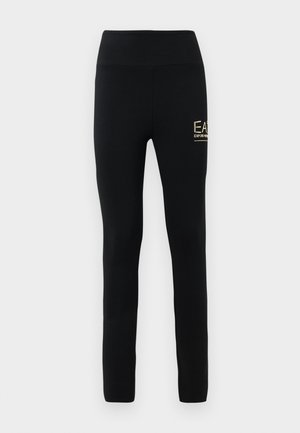 Zwarte legging met een hoge tailleband. Kenmerkt zich door het gouden "EA" logo aan de linkerkant, gemaakt van rekbare stof voor comfort. Gladde textuur, strakke pasvorm.